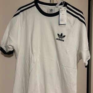 Men’s Medium adidas classic 3-stripes tee.